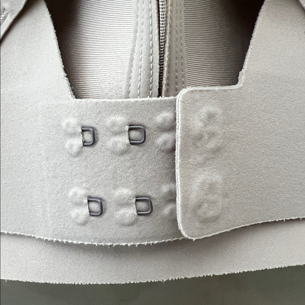 🫶34DD Like New Barely Beige Enlite Bra by Lululemon in Taupe/Cream/Greyish 34E - Picture 7 of 17